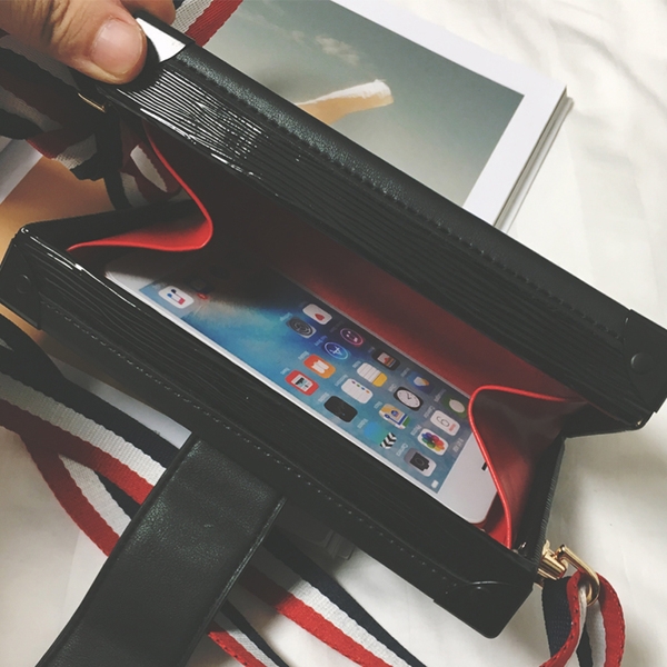 Мини чанта с регулираща се дръжка в черен и розов цвят. 