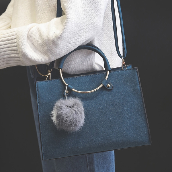 Стилна дамска чанта мат - с дълга дръжка и пухче - в три цвята. 