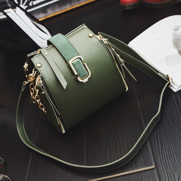 Семпла дамска чанта в три цвята с дълга дръжка. 