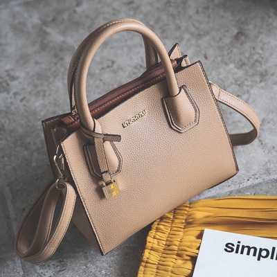 Кокетна дамска чанта с малка и голяма дръжка - в три цвята. 