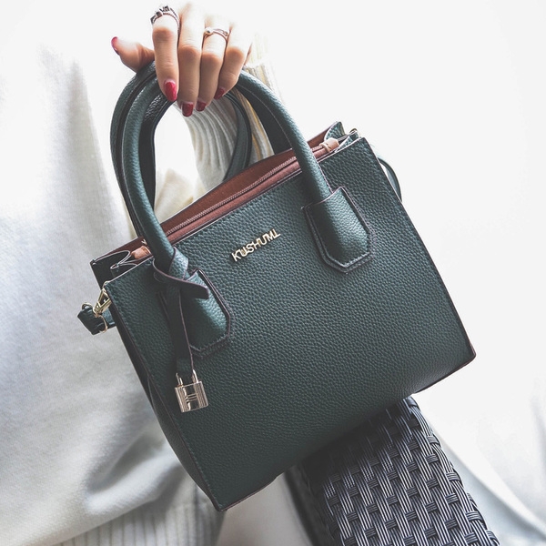 Кокетна дамска чанта с малка и голяма дръжка - в три цвята. 