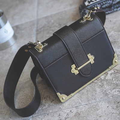 Малка чантичка в ретро стил в бяло, черно и червено. 