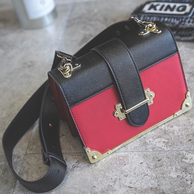 Малка чантичка в ретро стил в бяло, черно и червено. 