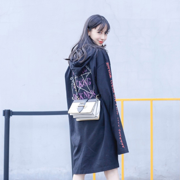 Малка чантичка в ретро стил в бяло, черно и червено. 