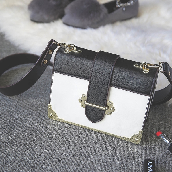 Малка чантичка в ретро стил в бяло, черно и червено. 