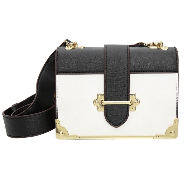 Малка чантичка в ретро стил в бяло, черно и червено. 