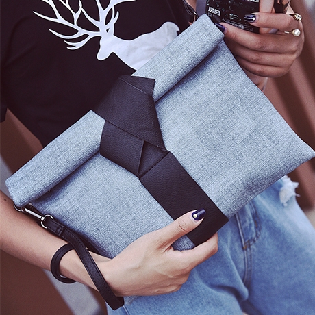 Стилен дамски плик подходящ за изискани партита. 