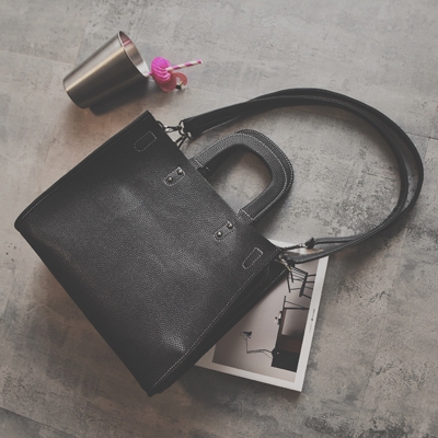 Средно големи дамски чанти в бял и черен цвят - с дълга дръжка.