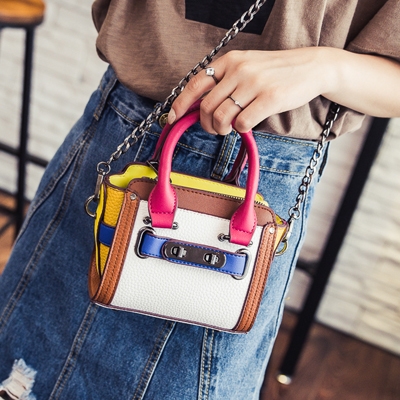 Мини чантичка в свежи цветове с катарама и дълга верижка. 