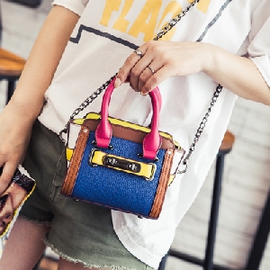 Μίνι τσάντα σε έντονα χρώματα με κούμπωμα και μια μεγάλη αλυσίδα.