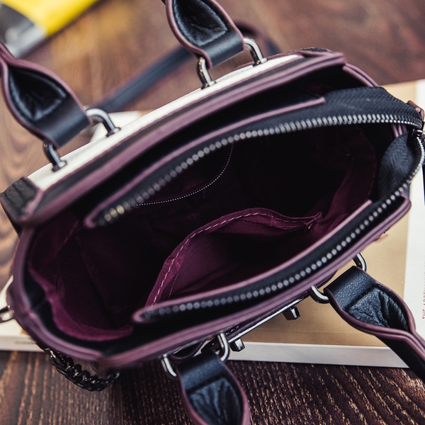 Мини чантичка в свежи цветове с катарама и дълга верижка. 