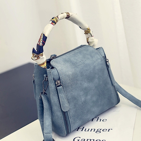 Практична дамска чанта с много раздели в три цвята. 