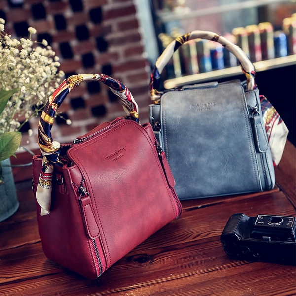 Практична дамска чанта с много раздели в три цвята. 