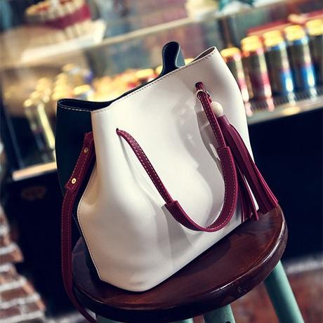 Дамска чанта в бял, червен и син цвят - тип торба. 