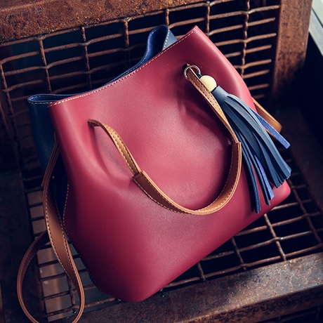 Дамска чанта в бял, червен и син цвят - тип торба. 