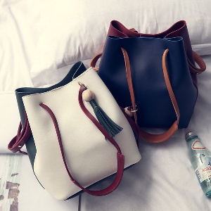 Дамска чанта в бял, червен и син цвят - тип торба. 