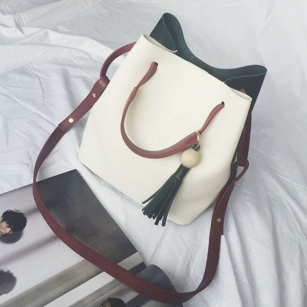 Дамска чанта в бял, червен и син цвят - тип торба. 