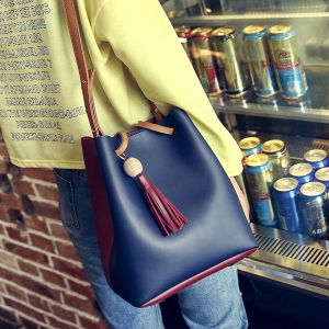 Дамска чанта в бял, червен и син цвят - тип торба. 