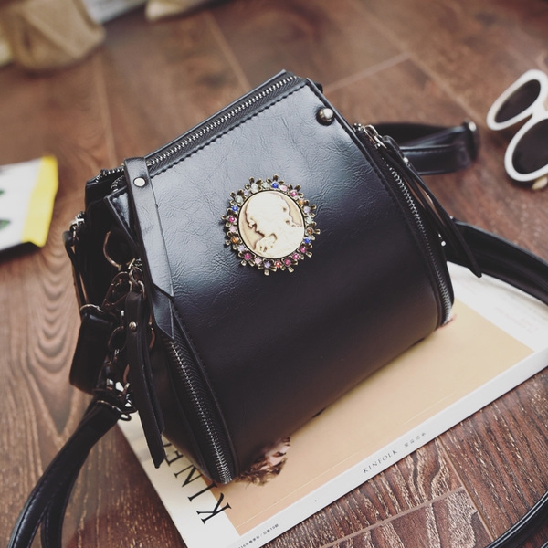 Елегантна дамска чанта с красива брожка в три цвята. 