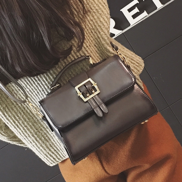 Малки чантички от еко кожа с катарама в ретро стил. 