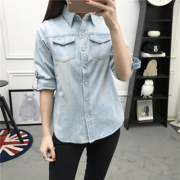 Женска риза в светъл и тъмен син цвят с копчета. 