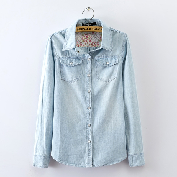 Женска риза в светъл и тъмен син цвят с копчета. 