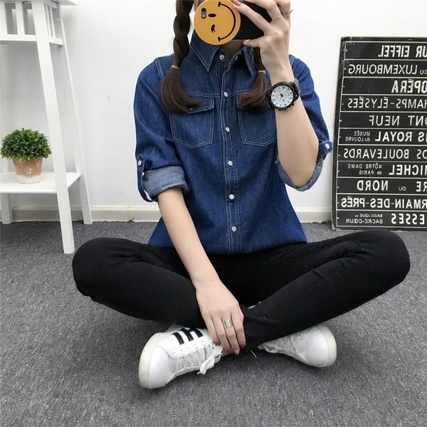 Женска риза в светъл и тъмен син цвят с копчета. 