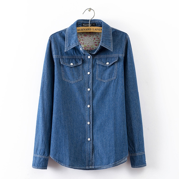 Женска риза в светъл и тъмен син цвят с копчета. 