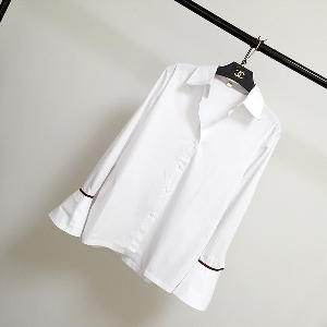 Απλό άσπρο πουκάμισο με φαρδιά μανίκια.