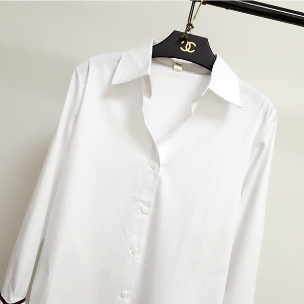 Семпла бяла риза с широки ръкави. 