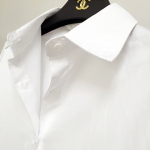 Семпла бяла риза с широки ръкави. 