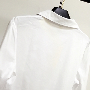 Семпла бяла риза с широки ръкави. 