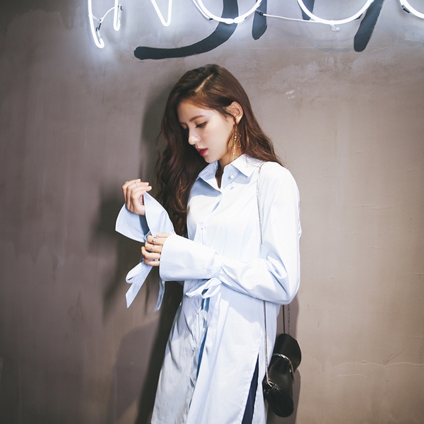 Риза в светло синьо с широки ръкави - тип туника. 