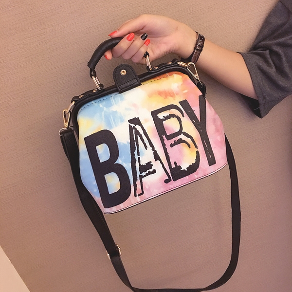 Дамска пролетна чанта в свежи цветове с надпис 