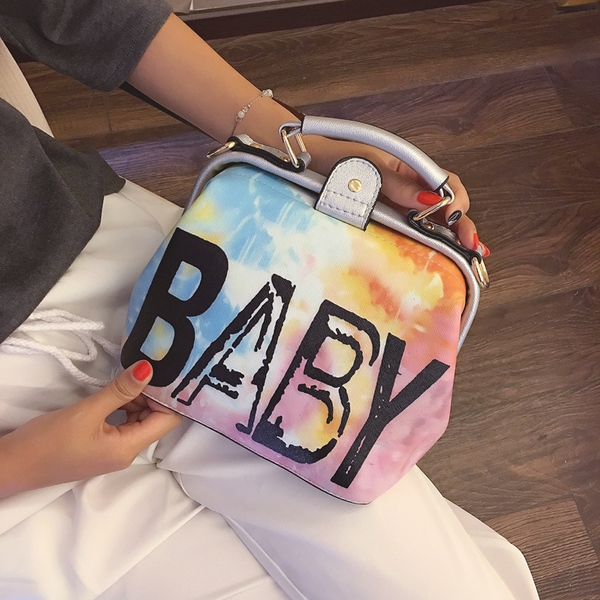 Дамска пролетна чанта в свежи цветове с надпис 