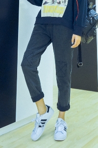 Κομψά γυναικεία υψηλά τζιν μέσης, σε γκρι και μαύρο χρώμα