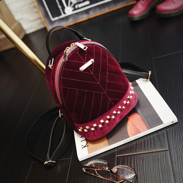 Дамска плюшена малка раница подходяща за ежедневие или пътуване