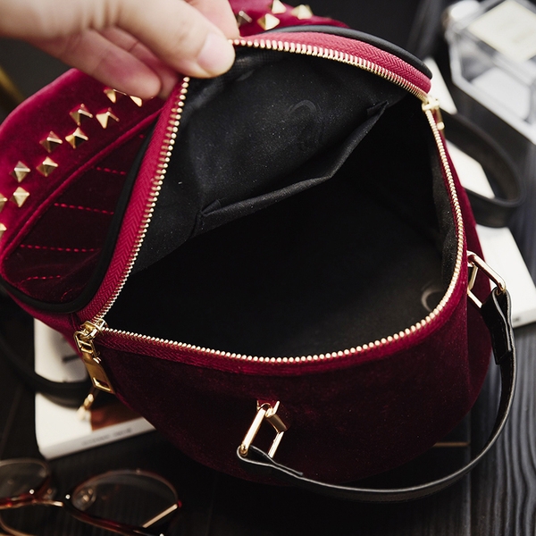 Дамска плюшена малка раница подходяща за ежедневие или пътуване