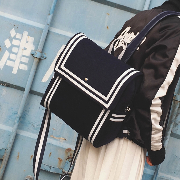 Дамска класическа раница в два матови цвята черно и синьо