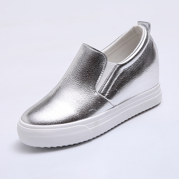 Дамски мокасини с малка вътрешна платформа в четири цвята. 