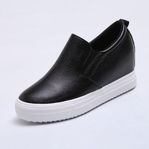 Дамски мокасини с малка вътрешна платформа в четири цвята. 