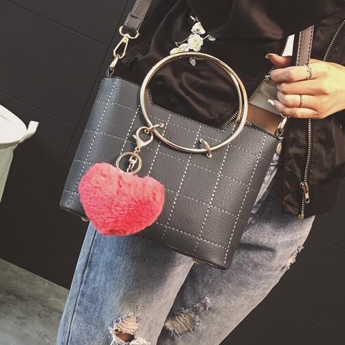 Дамска чанта с кръгла дръжка и висулка сърце