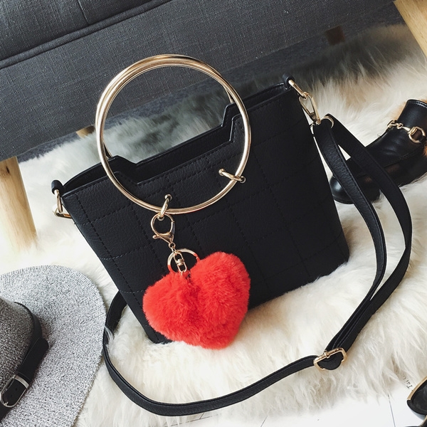 Дамска чанта с кръгла дръжка и висулка сърце