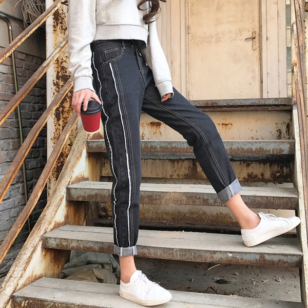 Широки дамски дънки за жени в син и черен цвят тип Boyfriend