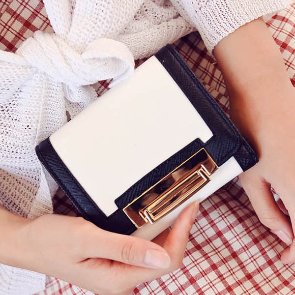 Дамски компактен портфейл в черно и бяло