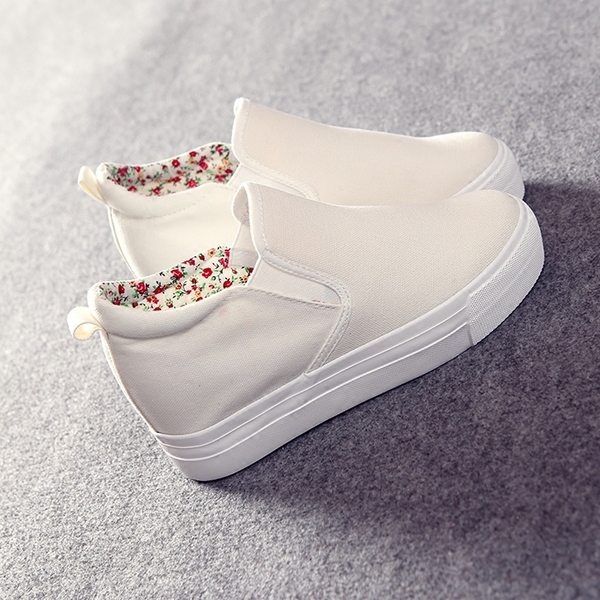 Стилни дамски мокасини в бял и черен цвят.