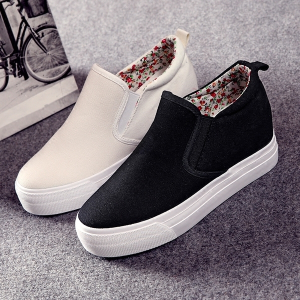 Стилни дамски мокасини в бял и черен цвят.