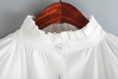Ευρεία πουκάμισο στυλ πουκάμισο σε λευκό.