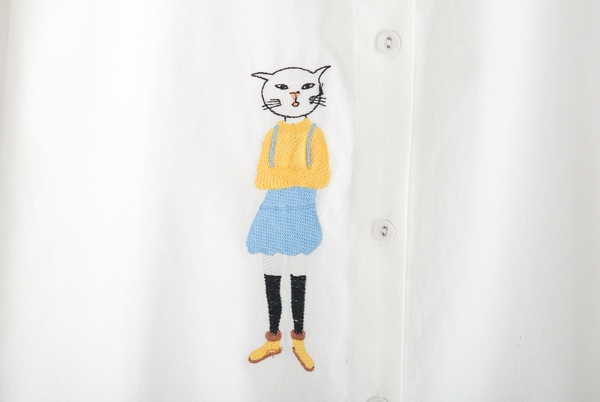 Широка женска риза тип туника в бял цвят. 