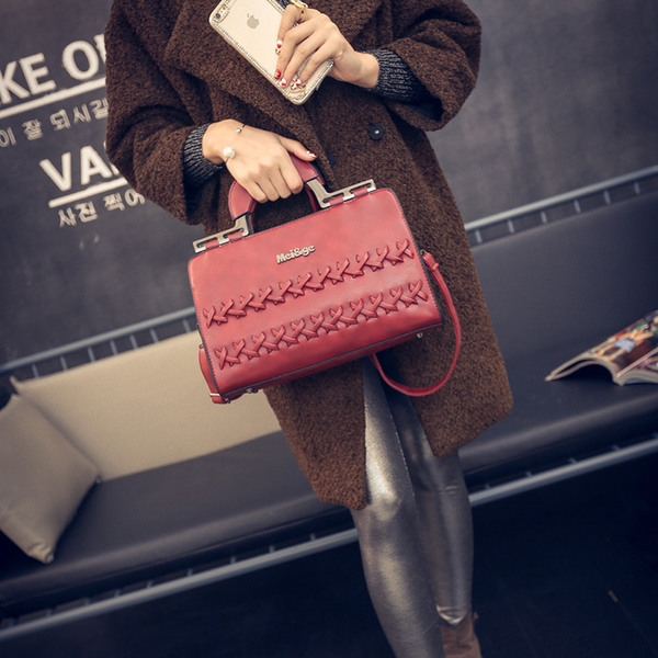 Дамска модерна  чанта с мека повърхност